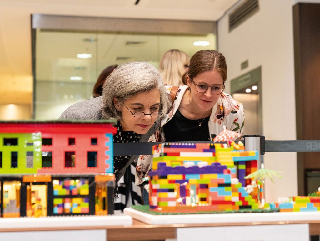 Marion Uhrig-Lammersen begutachtet ein Lego-Haus