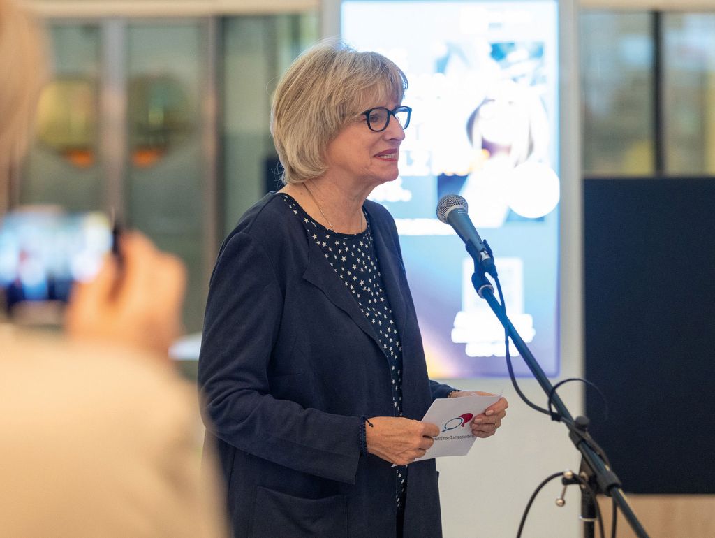 Marion Uhrig-Lammersen hält eine Rede