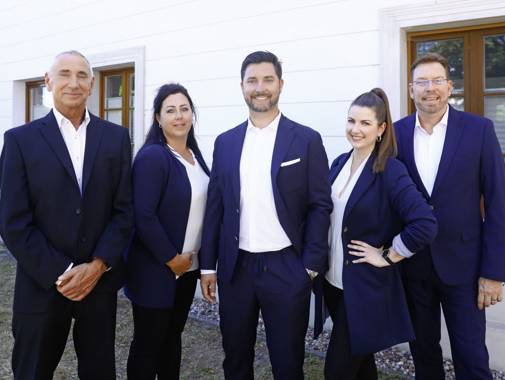 AXA Team vor dem Büro