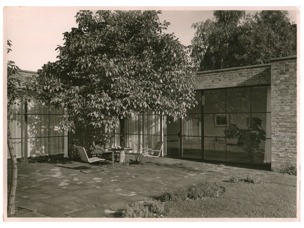 aus Lemke, Terrasse mit Stahlrohrmöbeln