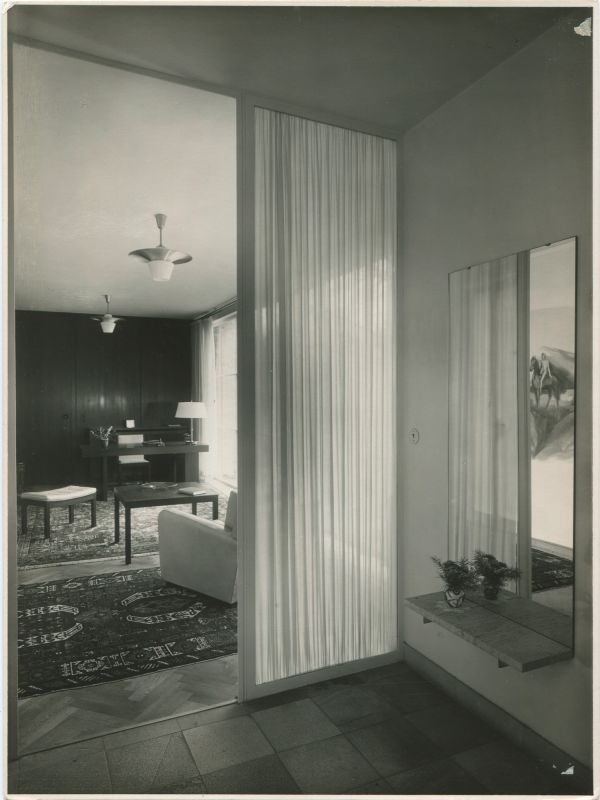 Haus Lemke, Arbeitszimmer mit Innenausstattung. Entwurf: Mies van der Rohe und Lilly Reich (?), 1934/35, Blick in das Arbeitszimmer von der Diele