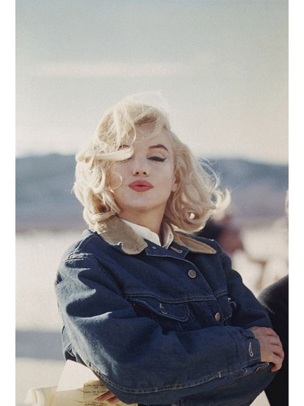 Marilyn Monroe guckt in die Kamera