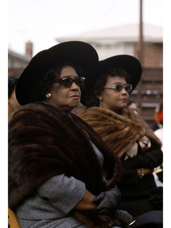 Zwei schwarze Frauen; schick gekleidet