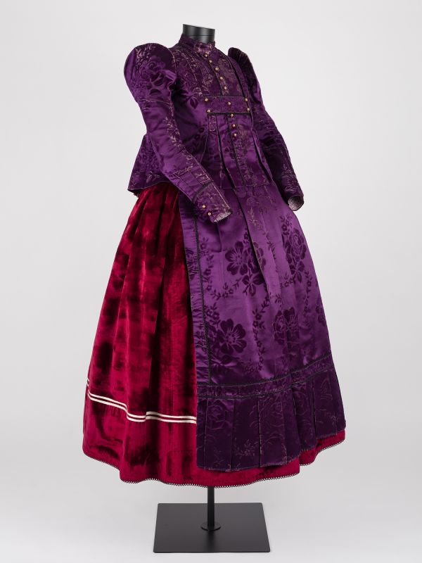 Tracht in Rot und Lila