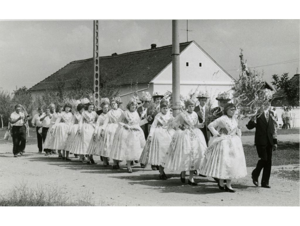 Schwarz-Weiss Foto eines Kirchenweih-Umzuges