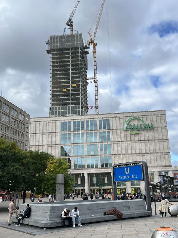 Covivio entwickelt auf dem Baugrundstück in direkter Nachbarschaft zum Hotel Park Inn, das ebenfalls der Unternehmensgruppe gehört, ein Hochhausprojekt mit einer Gesamtfläche von rund 60 000 Quadratmeternlin vereinen