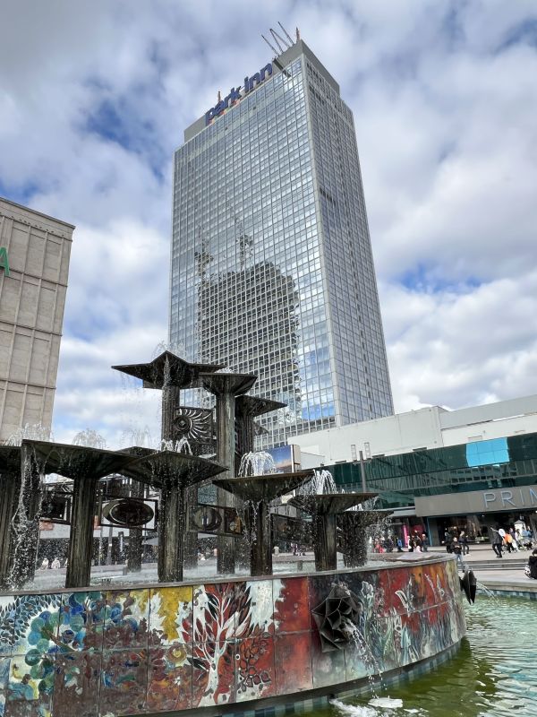 Nach zweimaligem Namenswechsel heißt das 150 Meter hohe Gebäude seit 2003 Hotel Park Inn by Radisson Berlin Aexanderplatz 