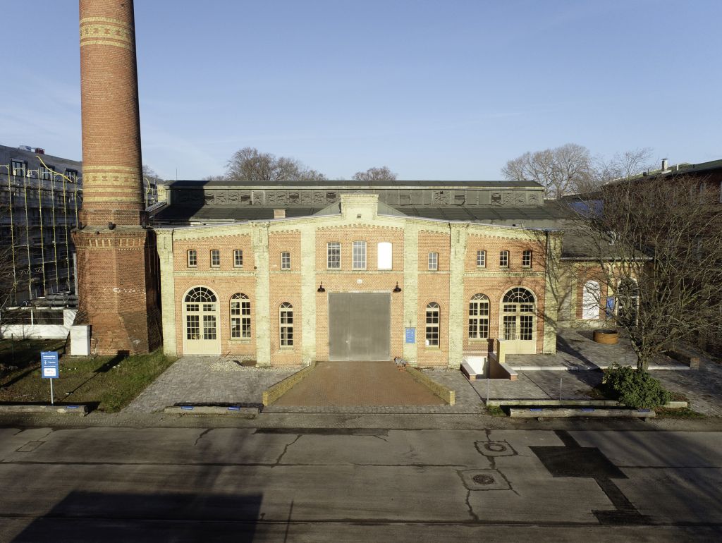 Besonders charakteristisch sind die Backsteinfassaden und Werkhallen,  die den industriellen Charme des 19. Jahrhunderts bewahren