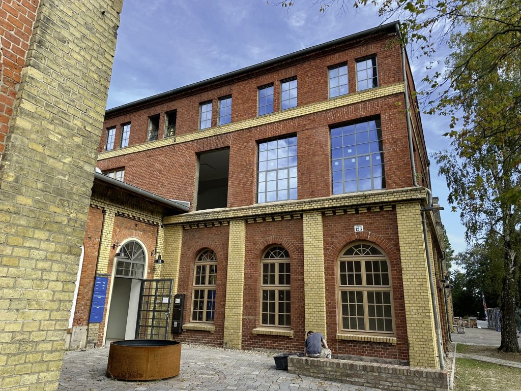 Die historischen Gebäude auf der Insel Eiswerder stammen aus dem ehemaligen Königlichen Feuerwerkslaboratorium (1870–1918) und prägen bis heute den Campus mit ihrer einzigartigen militärisch-industriellen Architektur