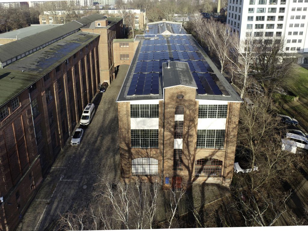 Die Insel Eiswerder liegt in der Havel im Berliner Bezirk Spandau  und ist durch ihre industrielle Vergangenheit gepräg. Verbunden ist die Insel mit dem Festland durch die Eiswerderbrücke, eine markante Stahlfachwerkbrücke aus dem frühen 20. Jahrhundert. Sie überspannt die Havel und stellt die wichtigste Verbindung zur Insel dar