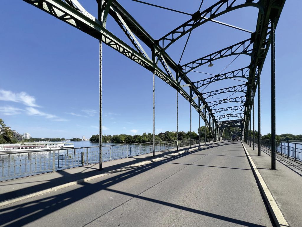 Die Insel Eiswerder liegt in der Havel im Berliner Bezirk Spandau  und ist durch ihre industrielle Vergangenheit gepräg. Verbunden ist die Insel mit dem Festland durch die Eiswerderbrücke, eine markante Stahlfachwerkbrücke aus dem frühen 20. Jahrhundert. Sie überspannt die Havel und stellt die wichtigste Verbindung zur Insel dar