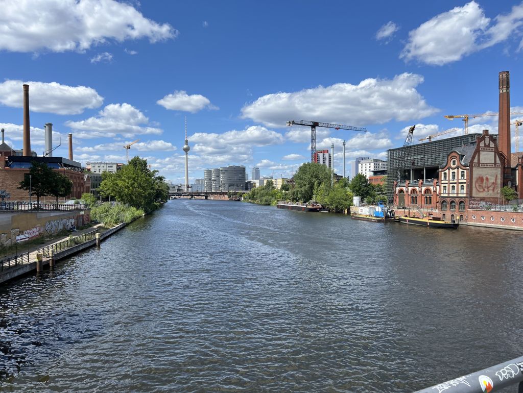 Uferbereiche der Spree in Friedrichshain – Das rechte und linke Spreeufer im Bezirk ist bis heute deutlich von Industriearchitektur und gewerblichen Strukturen geprägt.