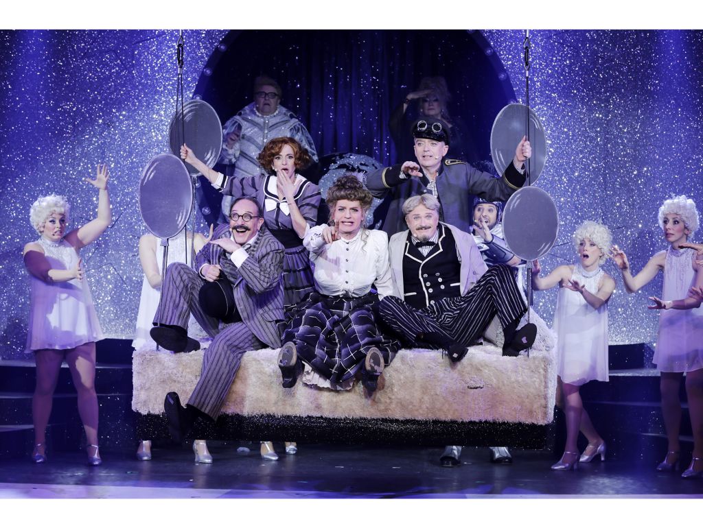 Max Gertsch, Christoph Marti, Merten Schroedter (vorne, v.l.n.r), Sharon Brauner, Benedikt Eichhorn (hinten), dahinter: Gustav Peter Wöhler, Theo Rüster, die Mondelfen