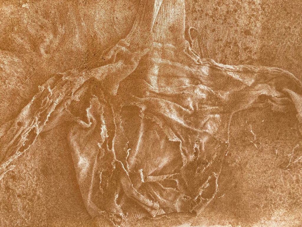 Susanne Kriemann,Datadust, skin of sand, Ausstellungsansicht,After Rain, DiriyahContemporary Art Biennale, 2024. Kuratiert von: Ute Meta Bauer