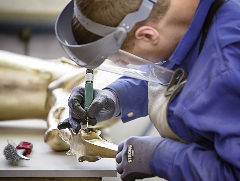 Ziselierung einer Skulptur in der Kunstgießerei