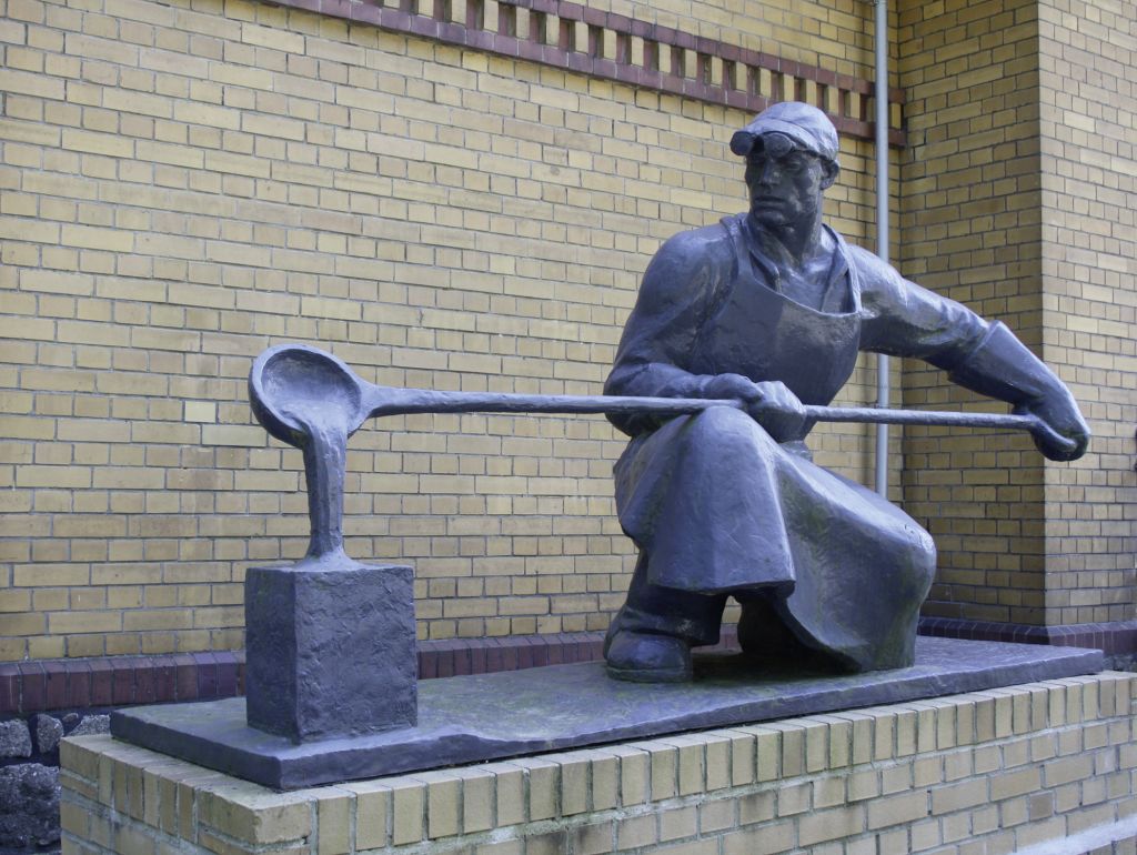 Eisenguss eines Stahlgießers vor dem Museum