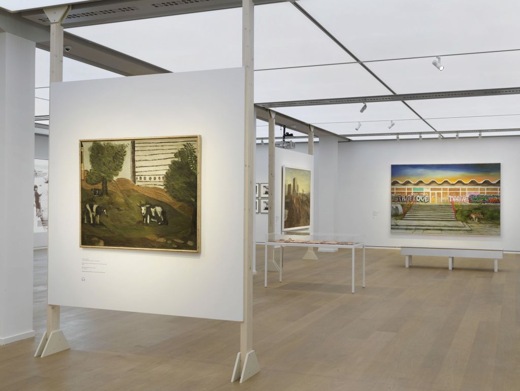 Blick in die Ausstellung: Hier treffen Installationen, Gemälde, Zeichnungen, Fotografien und Filme aufeinander – Werke, die seit den 1970er-Jahren entstanden sind. Sie werfen ganz unterschiedliche Blicke auf den Plattenbau: mal als Zuhause, mal als Symbol großer sozialer Träume, mal als Spiegel gesellschaftlicher Umbrüche 