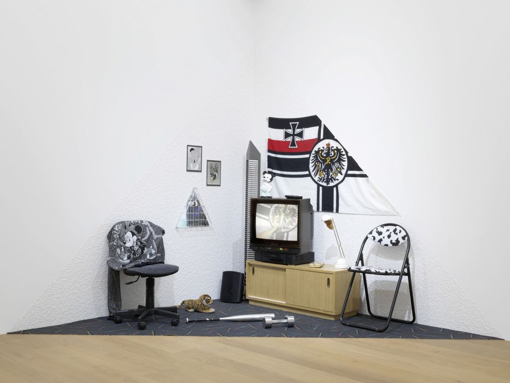 Blick in die Ausstellung: Hier treffen Installationen, Gemälde, Zeichnungen, Fotografien und Filme aufeinander – Werke, die seit den 1970er-Jahren entstanden sind. Sie werfen ganz unterschiedliche Blicke auf den Plattenbau: mal als Zuhause, mal als Symbol großer sozialer Träume, mal als Spiegel gesellschaftlicher Umbrüche 