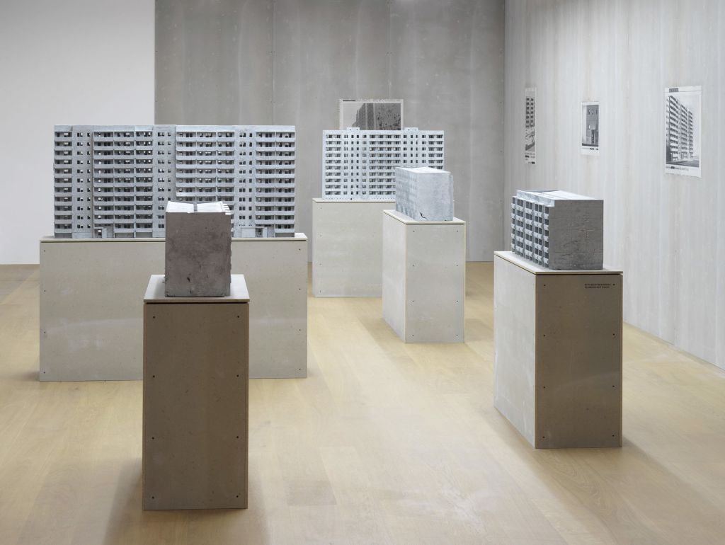 Blick in die Ausstellung: Hier treffen Installationen, Gemälde, Zeichnungen, Fotografien und Filme aufeinander – Werke, die seit den 1970er-Jahren entstanden sind. Sie werfen ganz unterschiedliche Blicke auf den Plattenbau: mal als Zuhause, mal als Symbol großer sozialer Träume, mal als Spiegel gesellschaftlicher Umbrüche 