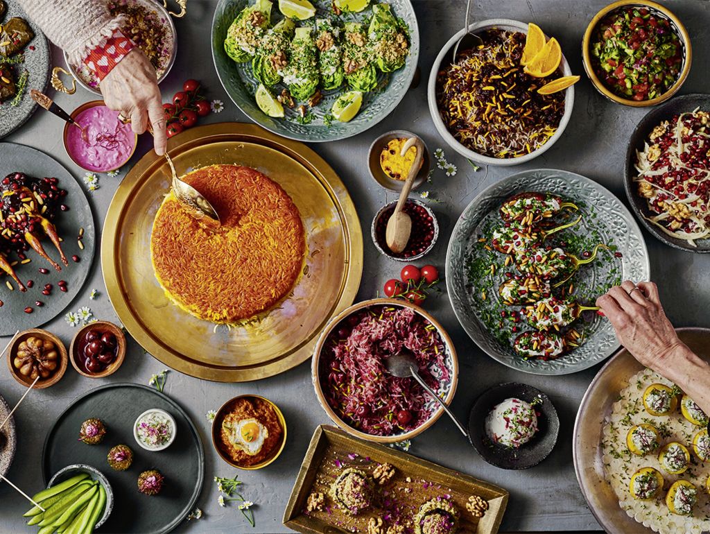 Ein Blick ins neue Kochbuch der Schwestern Forough und Sahar Sodoudi: Persischer Reis mit Kruste und  weitere aromatische Speisen in leuchtenden Farben 