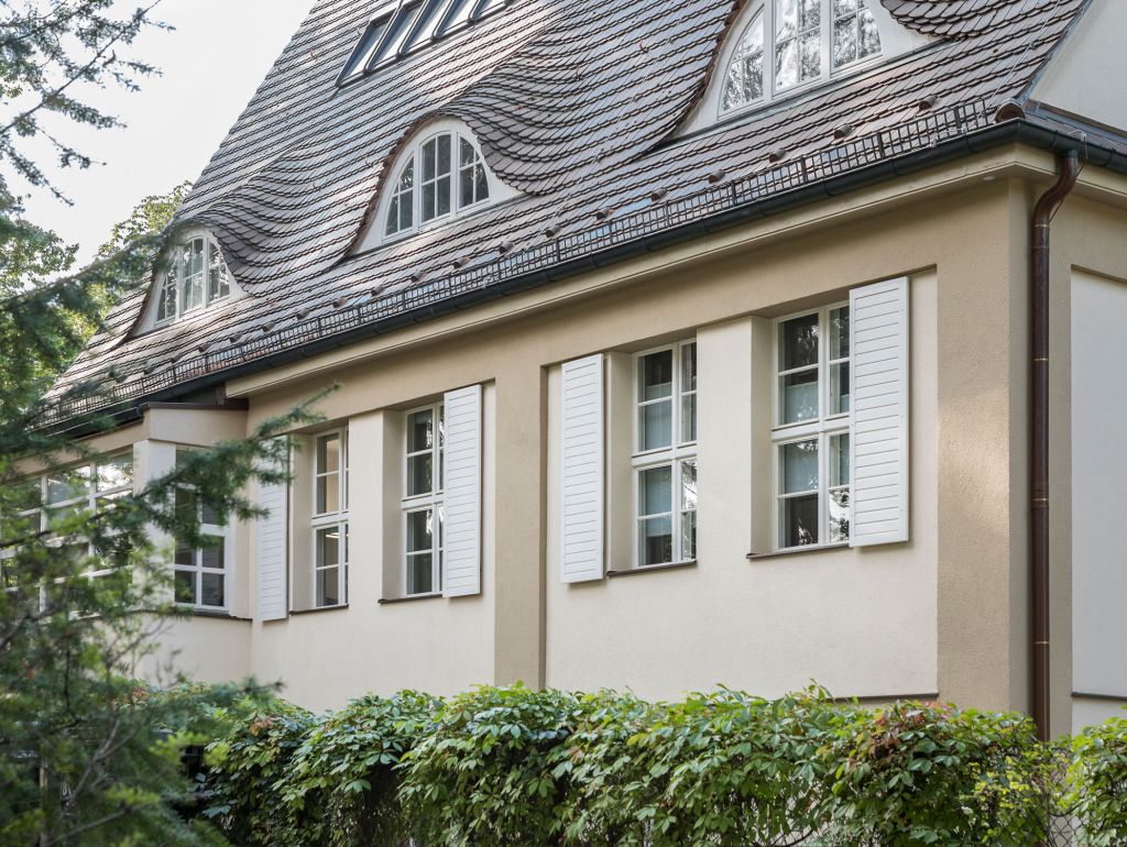 Ein liebevoll restauriertes historische Gebäude, dessen Sanierung und Fassadengestaltung den ursprünglichen Charakter erhalten und sichtbar aufwerten