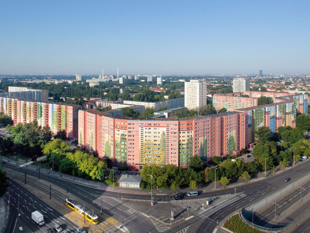 DDR-Plattenbauensemble in Alt‑Friedrichsfelde am Tierpark mit großflächiger Fassadenbemalung in Form eines Triptychons