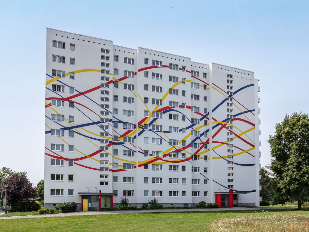 Die von BIG Bau Berlin sanierte Fassade an der Allee der Kosmonauten bringt frische Farbe und neuen Glanz ins Wohnquartier