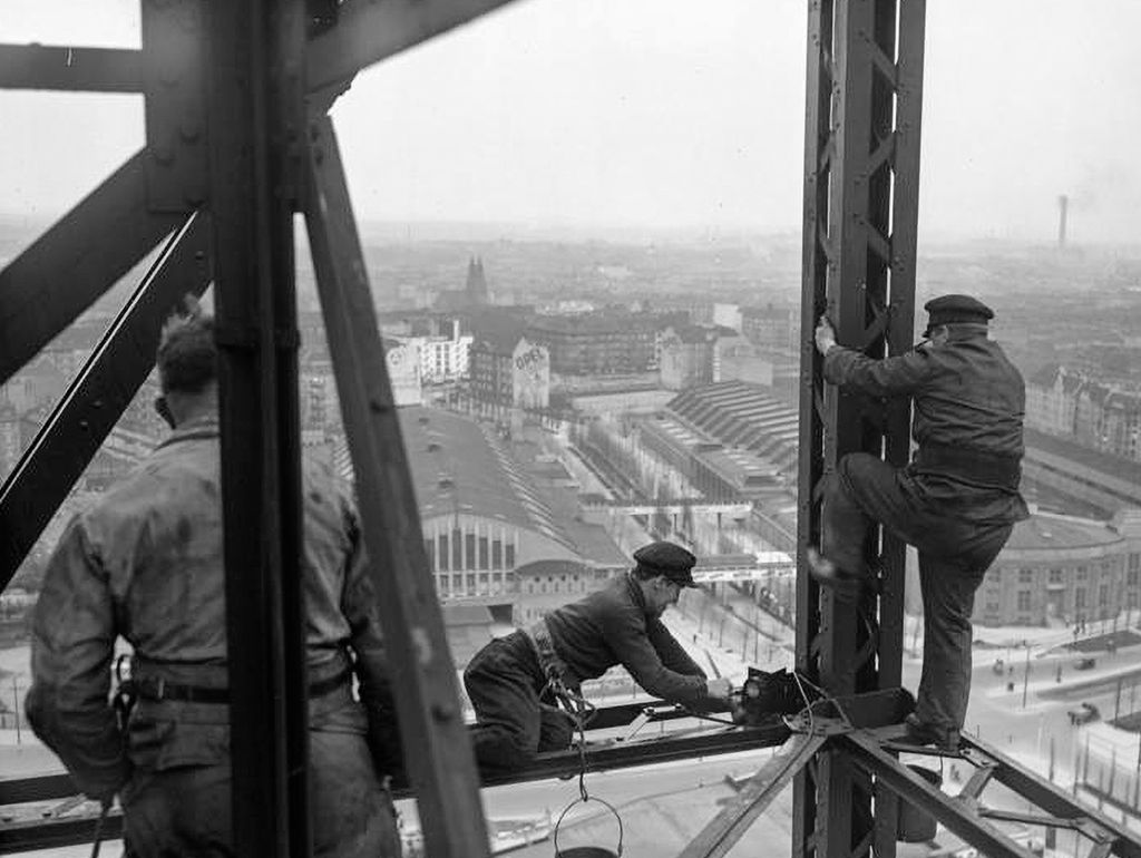 Anstreicher bei ihrer Arbeit auf dem Berliner Funkturm (1932)