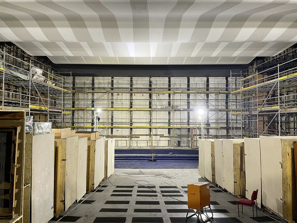 Eingerüsteter Kinosaal zur Sanierung der Wandverkleidungen und der Schwebe­decke, September 2024
