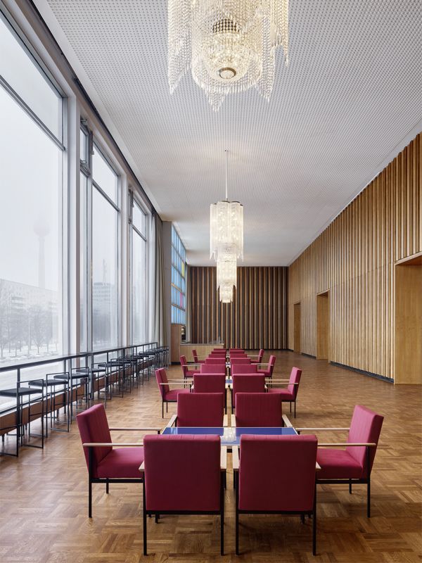 Die Panoramabar im Kino International erstrahlt nach der Sanierung wieder im zeitlosen Ostmoderne‑Glanz