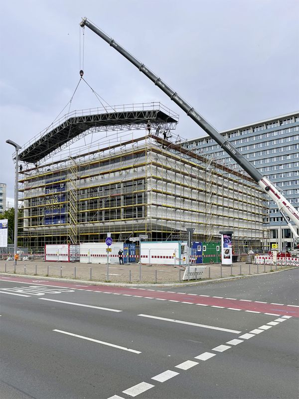 Montage des Wetterschutzdachs per Kran an der Karl-Marx-Allee, Oktober 2024 