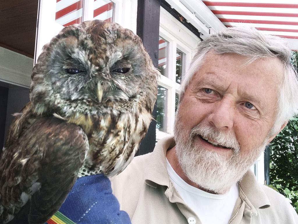 Hans-Jürgen Stork mit einem Kauz auf der Hand