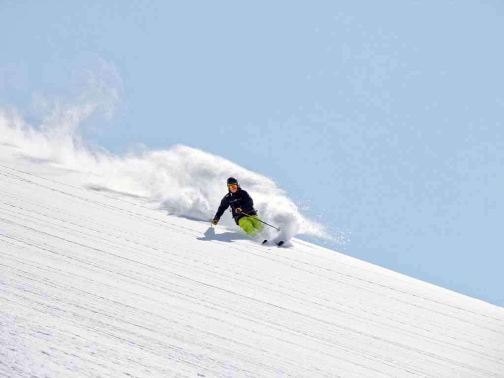 Person beim Skifahren