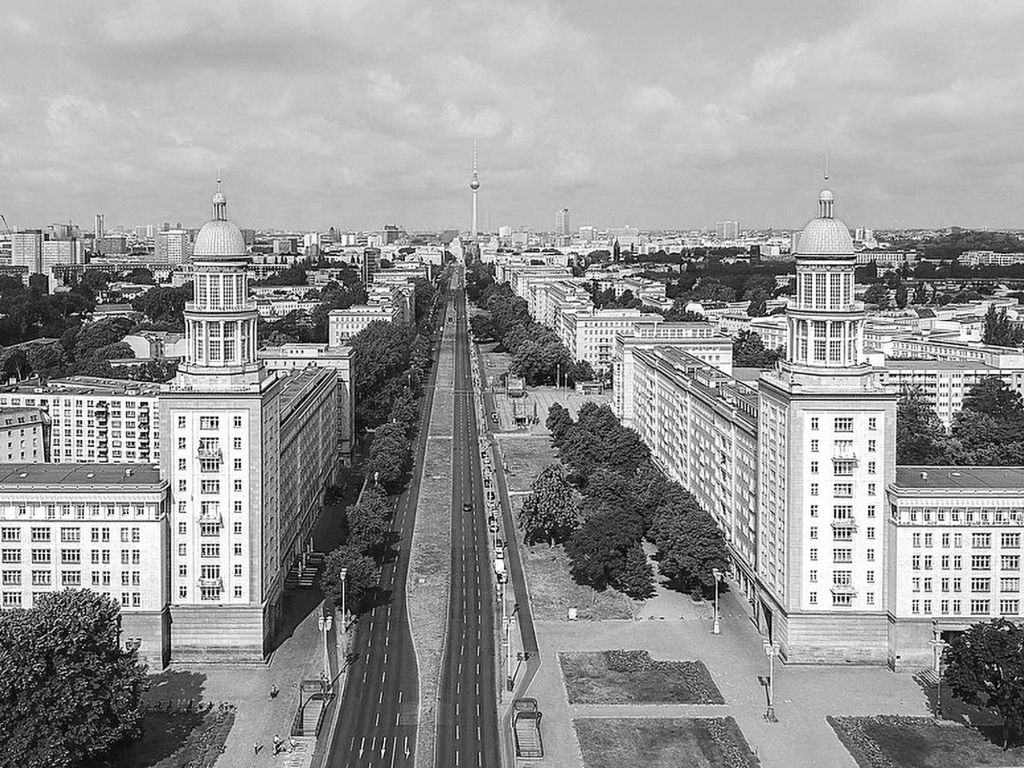 Die einstige Stalinallee in Berlin-Friedrichshain heißt heute Karl-Marx-Allee.