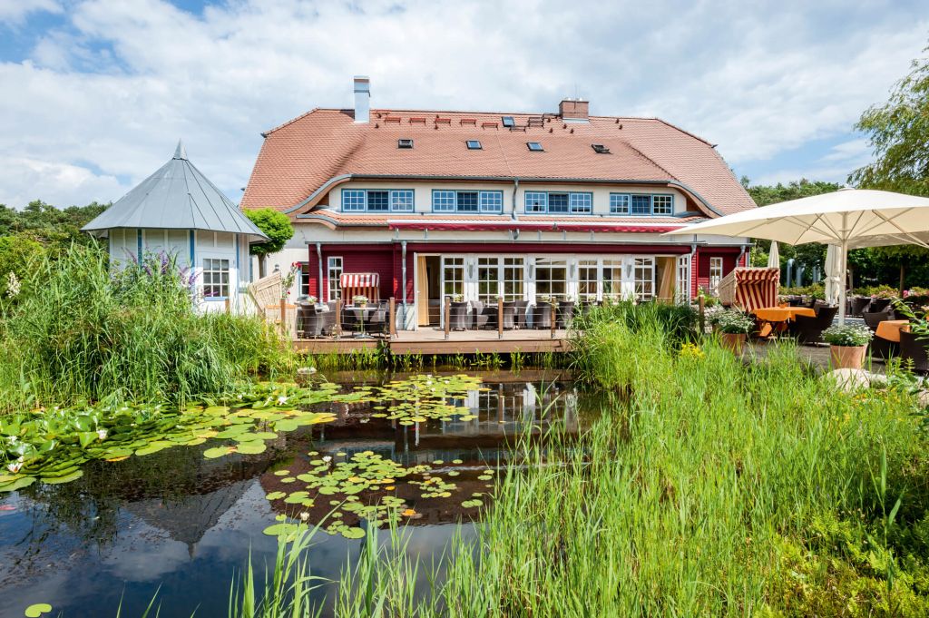 Garten des Hotel Jaromar mit See und Terrasse