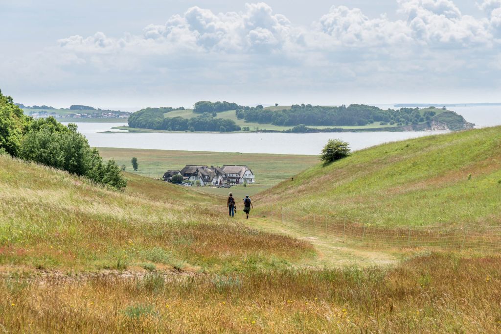 Die Boddenlandschaft auf der Halb­insel  mit den westlichsten Häusern von Groß Zicker im Vordergrund, Klein Zicker im Hintergrund rechts und dem Ort Thiessow