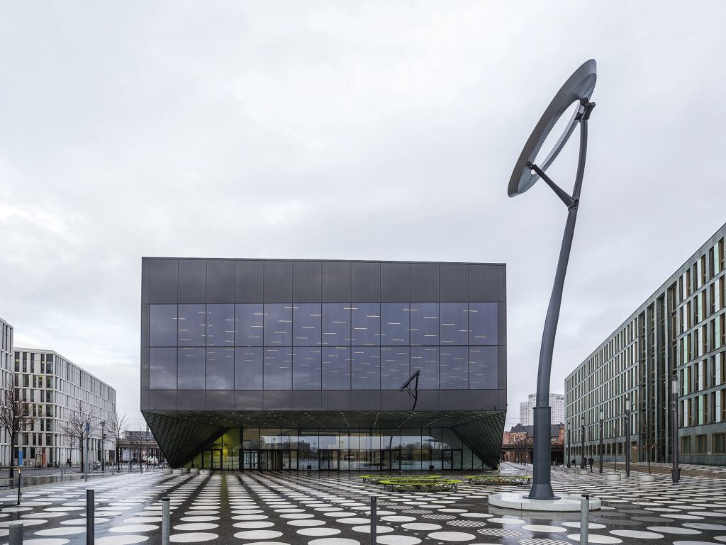 Ein rechteckiges Gebäude mit einer großen Fensterfront