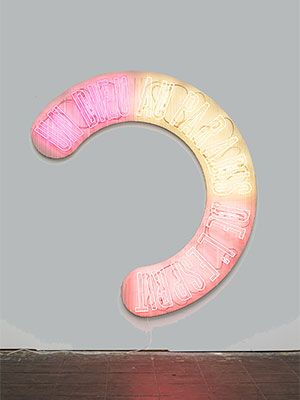 Kunstwerk: Neonsign in Pink und Gelb