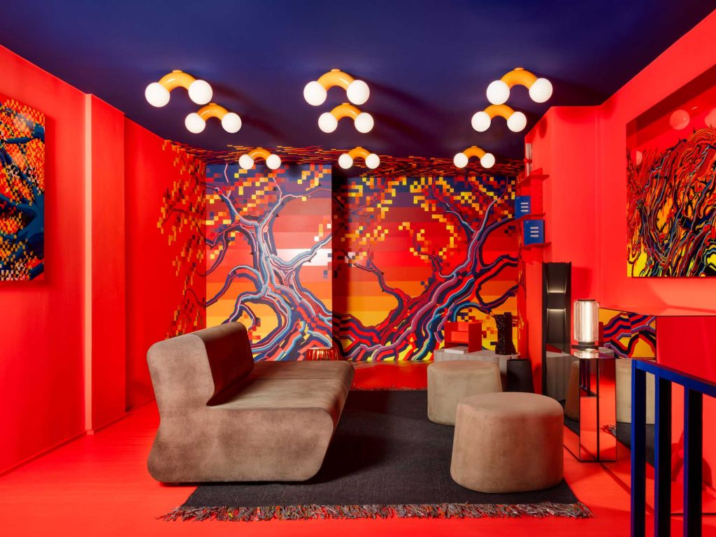 Roter Raum blaue Decke Maccaroni förmige Lampen an der Decke eine Couch in der Mitte