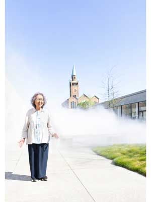 Fujiko Nakaya im Skulpturengarten der Neuen Nationalgalerie