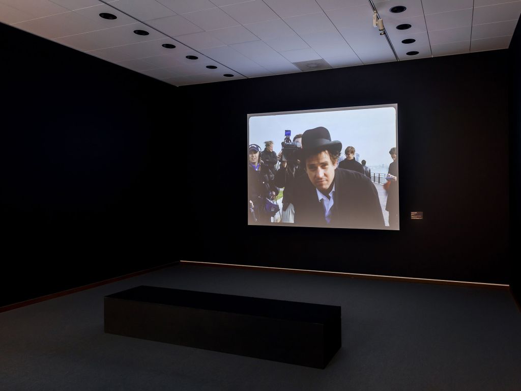 Ausstellungsansicht Neue Nationalgalerie. Blick auf Leinwand.