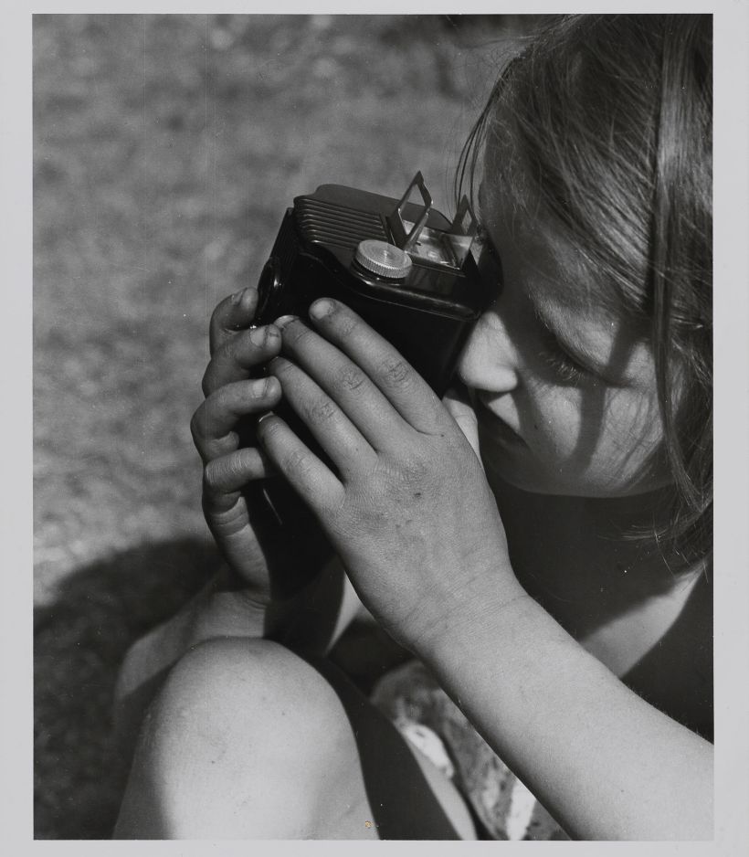 Lucia Moholy, Mädchen mit Kamera beim Fotografieren