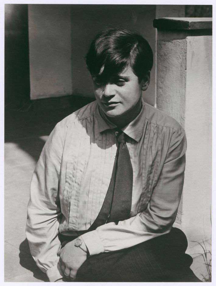 Lucia Moholy, Porträt Eva Weininger auf der Treppe zur Veranda eines Meisterhauses in Dessau