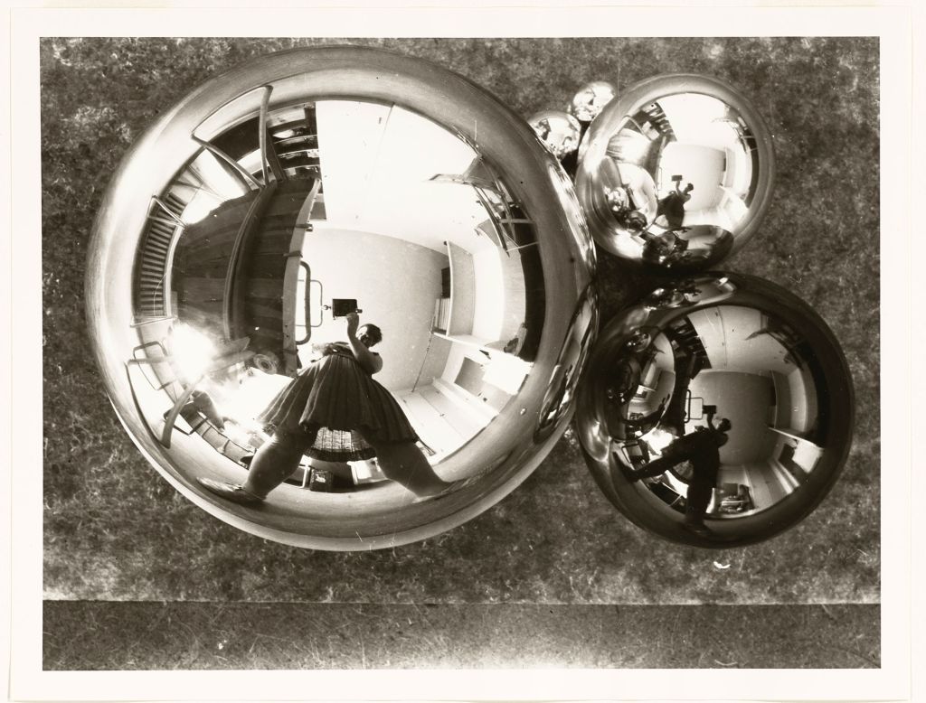 Marianne Brandt, Selbstporträt mit Kamera im Atelier in der Kugel gespiegelt