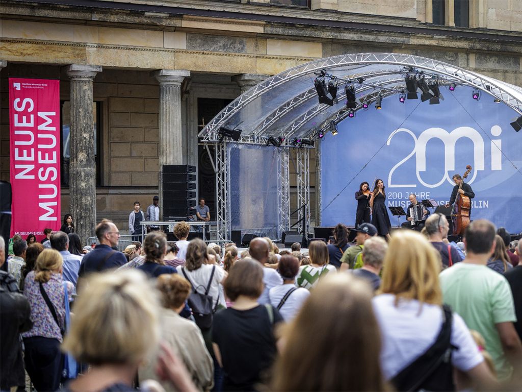 Open-Air-Bühne bei der ersten Ausgabe des großen Inselfests, im Hintergrund das Neue Museum, 2025