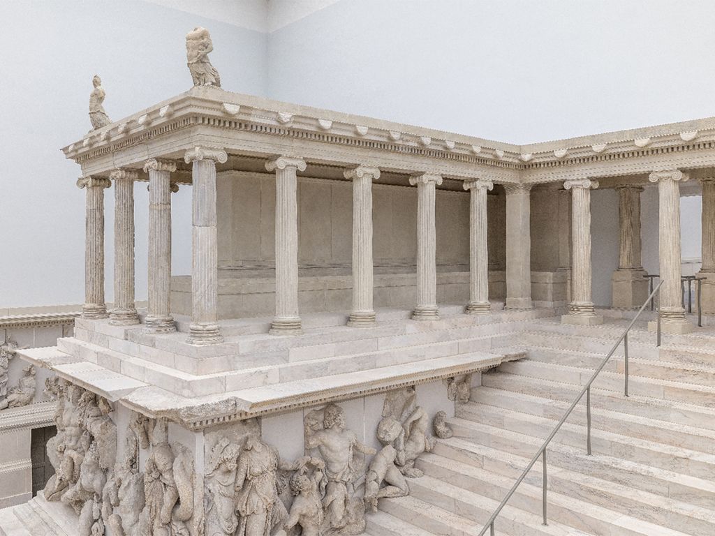 Pergamonaltar, um 170 v. Chr., in den Ausstellungsbereichen der Antikensammlung im Mittelteil des Pergamonmuseums