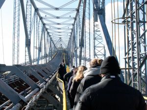 Museumsbesucher auf der Brücke 