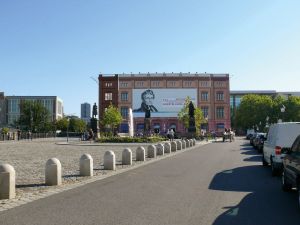 Blick auf den Schinkelplatz mit Brunnen