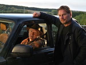 Kommisare stehen an einem Auto