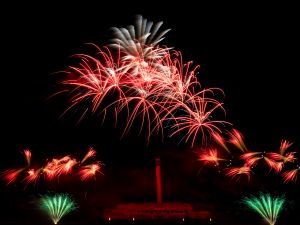 Feuerwerk in Grün, Rot, Weiss über Brandenburger Tor